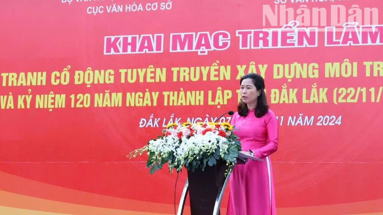 Bà Vi Thanh Hoài, Phó Cục trưởng Cục Văn hóa cơ sở, phát biểu khai mạc triển lãm.