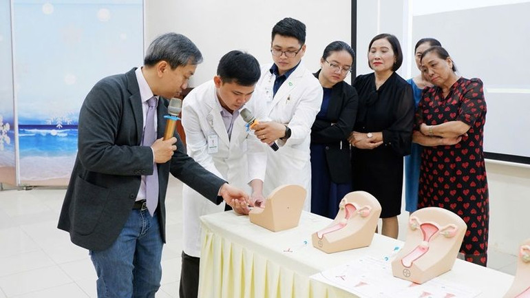 Bác sĩ chuyên khoa II Nguyễn Quang Nhật, Bệnh viện Từ Dũ, hướng dẫn thực hành trên mô hình tại Hội thảo.