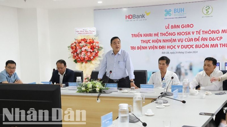 Bác sĩ Nguyễn Trung Thành, Phó Giám đốc Sở Y tế tỉnh Đắk Lắk chúc mừng Bệnh viện Đại học Y Dược Buôn Ma Thuột là bệnh viện tư nhân đầu tiên và là bệnh viện thứ hai trên địa bàn tỉnh triển khai kiosk y tế thông minh.