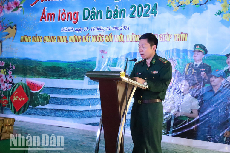 Đại tá Đỗ Quang Thấm, Bí thư Đảng ủy, Chính ủy Bộ đội Biên phòng tỉnh Đắk Lắk phát biểu khai mạc Chương trình “Xuân biên phòng - Ấm lòng dân bản” - Tết Giáp Thìn 2024.