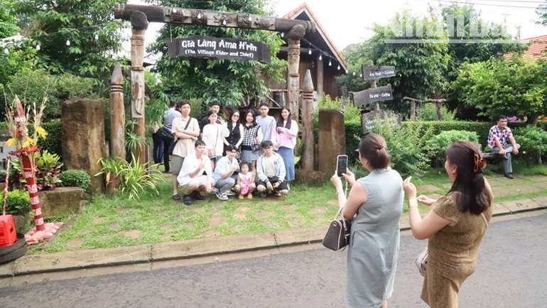 Du khách đến vui chơi ở thành phố Buôn Ma Thuột, tỉnh Đắk Lắk trong dịp nghỉ lễ Quốc khánh 2/9 năm 2024.