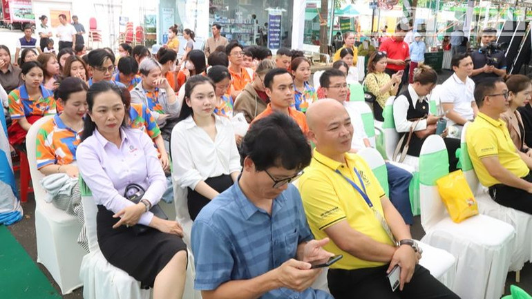Các đại biểu, doanh nhân, học sinh, sinh viên dự buổi tọa đàm và giao lưu. Các đại biểu, doanh nhân, học sinh, sinh viên dự buổi tọa đàm và giao lưu.