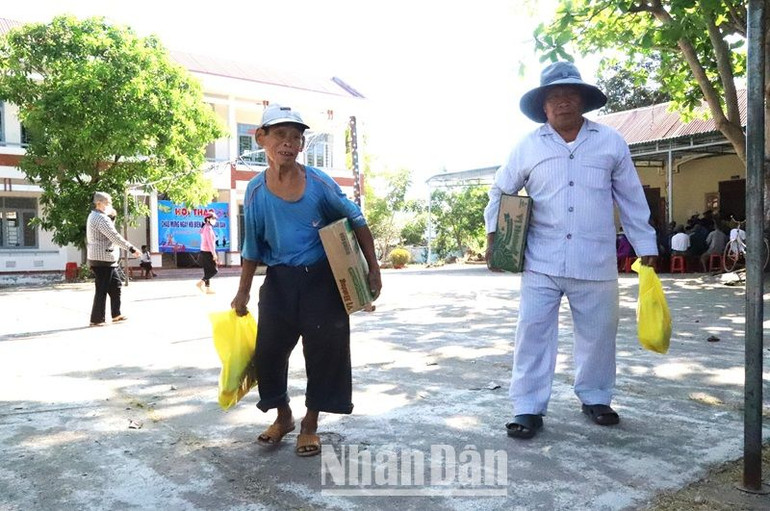 Người dân khu vực biên giới tỉnh Đắk Lắk vui mừng khi đến tham gia và được nhận quà tại Ngày hội Biên phòng toàn dân năm 2024.
