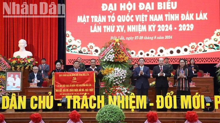 Các đồng chí Thường trực Tỉnh ủy Đắk Lắk thay mặt Ban Chấp hành Đảng bộ tỉnh Đắk Lắk tặng Ủy ban Mặt trận Tổ quốc Việt Nam tỉnh bức trướng mang dòng chữ "Đoàn kết-dân chủ-trách nhiệm-đổi mới-phát triển".