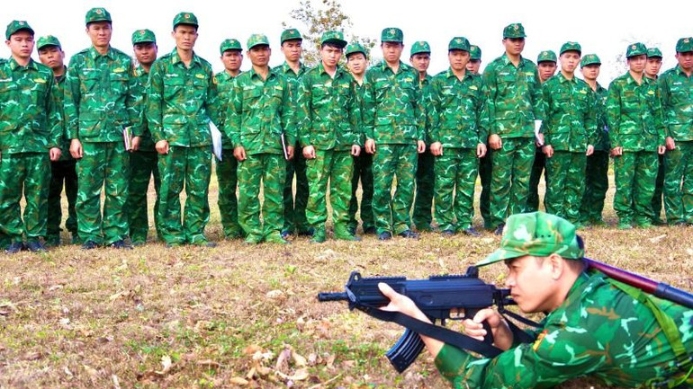 Cán bộ tập huấn huấn luyện các động tác cơ bản súng tiểu liên 7,62mm STV215.