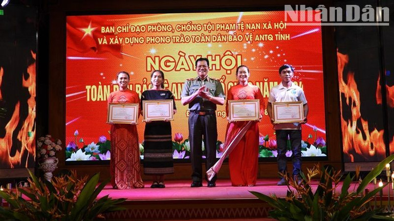 Giám đốc Công an tỉnh Đắk Lắk tặng Giấy khen cho 1 tập thể, 4 cá nhân đã có thành tích xuất sắc trong thực hiện phong trào Toàn dân bảo vệ an ninh Tổ quốc năm 2024.