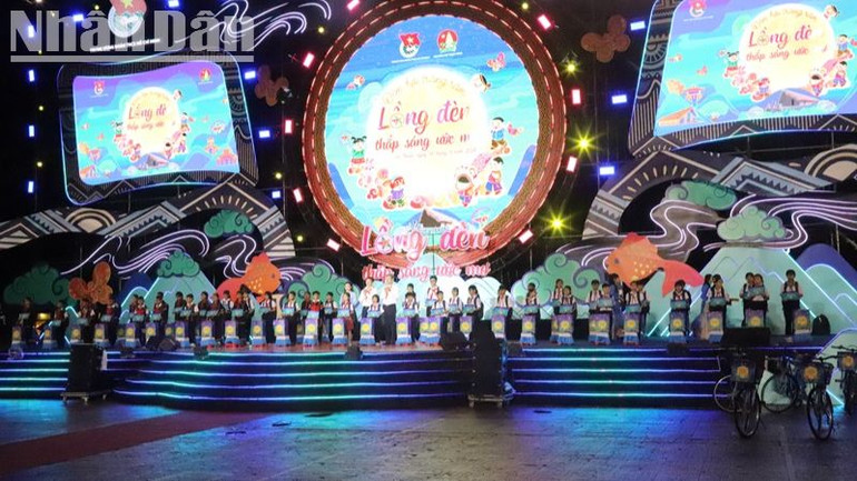 Các cháu học sinh có hoàn cảnh khó khăn trên địa bàn tỉnh Đắk Lắk được nhận học bổng và quà trung thu tại Đêm hội Trăng rằm năm 2024. Các cháu học sinh có hoàn cảnh khó khăn trên địa bàn tỉnh Đắk Lắk được nhận học bổng và quà trung thu tại Đêm hội Trăng rằm năm 2024.