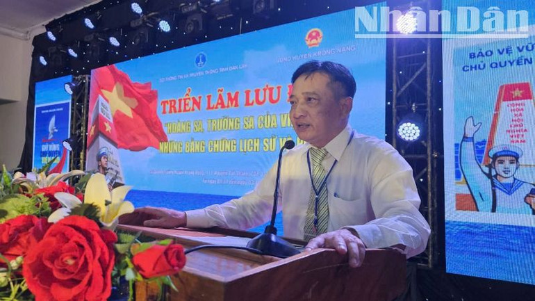 Phó Giám đốc Sở Thông tin và Truyền thông tỉnh Đắk Lắk Nguyễn Quốc Hiệp phát biểu khai mạc triển lãm.