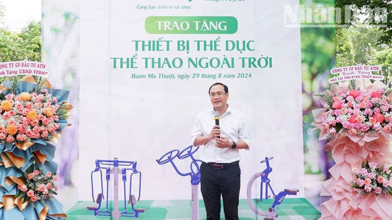 Phó Chủ tịch Ủy ban nhân dân thành phố Buôn Ma Thuột Trần Đức Nhật phát biểu tại lễ khánh thành và đưa vào sử dụng công trình. Phó Chủ tịch Ủy ban nhân dân thành phố Buôn Ma Thuột Trần Đức Nhật phát biểu tại lễ khánh thành và đưa vào sử dụng công trình.