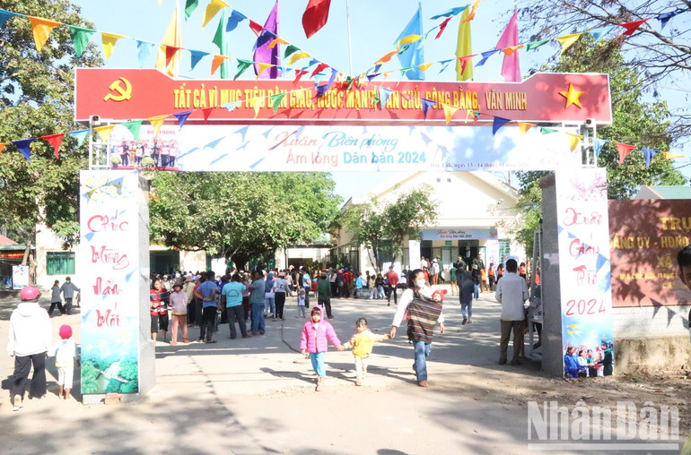 Chương trình “Xuân biên phòng - Ấm lòng dân bản” - Tết Giáp Thìn 2024 tại tỉnh Đắk Lắk được tổ chức tại xã Krông Na, huyện Buôn Đôn.