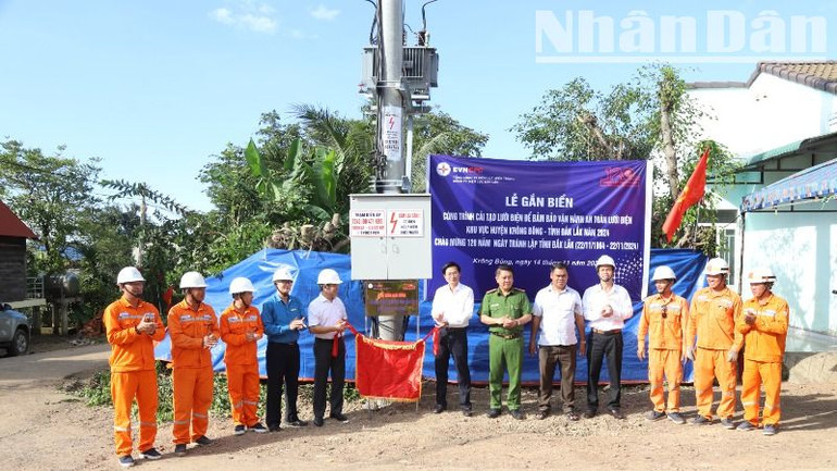 Lãnh đạo Công ty Điện lực Đắk Lắk và Ủy ban nhân dân huyện Krông Bông kéo băng gắn biển công trình “Cải tạo lưới điện để bảo đảm vận hành an toàn lưới điện khu vực huyện Krông Bông, tỉnh Đắk Lắk năm 2024” chào mừng kỷ niệm 120 ngày thành lập tỉnh Đắk Lắk.