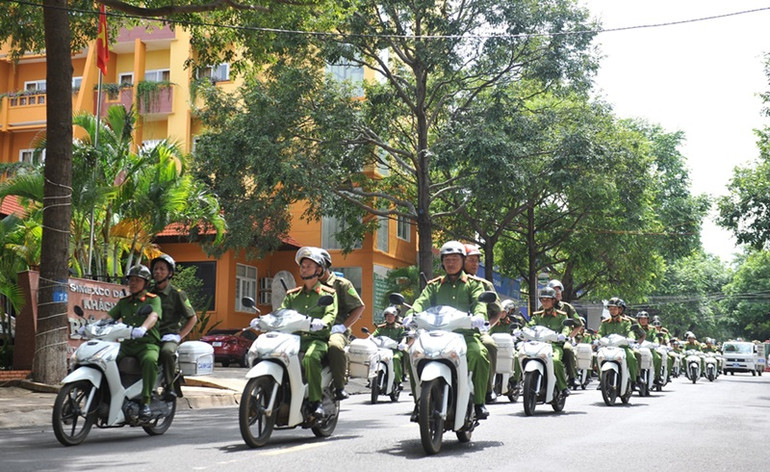 Lực lượng tham gia bảo vệ an ninh trật tự ở cơ sở tham gia diễu hành trên các tuyến phố của thành phố Buôn Ma Thuột ngay sau lễ ra mắt.