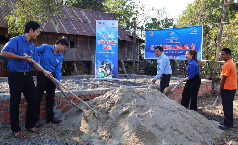 Khởi công xây dựng “Nhà nhân ái” trị giá 50 triệu đồng tặng cho người nghèo ở khu vực biên giới.