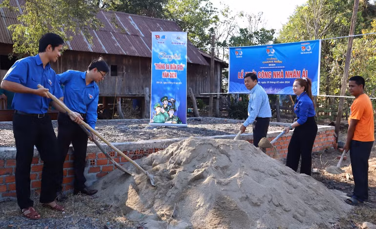 Khởi công xây dựng “Nhà nhân ái” trị giá 50 triệu đồng tặng cho người nghèo ở khu vực biên giới.