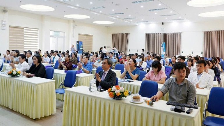 Các bác sĩ dự Hội thảo.