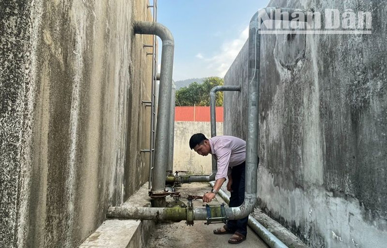 Để giúp nhân dân ở khu vực nông thôn có nước sinh hoạt, chính quyền và các đơn vị quản lý các công trình cấp nước sinh hoạt tập trung cho nhân dân đang nỗ lực khoan giếng tìm nguồn nước hỗ trợ cho nhân dân sinh hoạt. Để giúp nhân dân ở khu vực nông thôn có nước sinh hoạt, chính quyền và các đơn vị quản lý các công trình cấp nước sinh hoạt tập trung cho nhân dân đang nỗ lực khoan giếng tìm nguồn nước hỗ trợ cho nhân dân sinh hoạt.