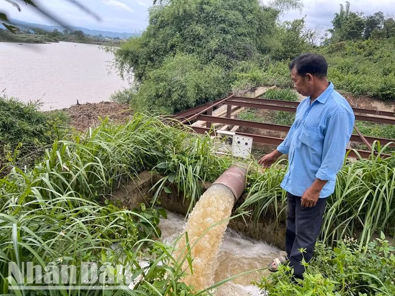 Theo người dân, để phục vụ sản xuất thì người dân phải kéo một đường dây khác đến nay để bơm nước.