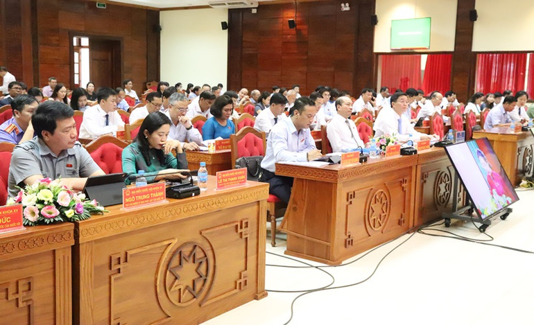 Các đại biểu dự kỳ họp.