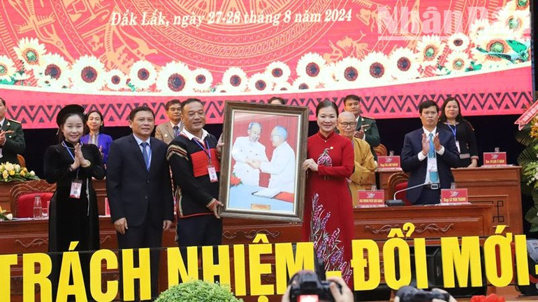 Phó Chủ tịch Ủy ban Trung ương Mặt trận Tổ quốc Việt Nam Trương Thị Ngọc Ánh tặng bức tranh Bác Hồ với Bác Tôn cho Đoàn chủ tịch Đại hội.