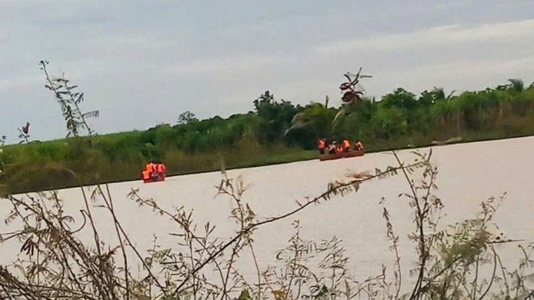 Các lực lượng chức năng tìm kiếm nạn nhân trên lòng hồ.