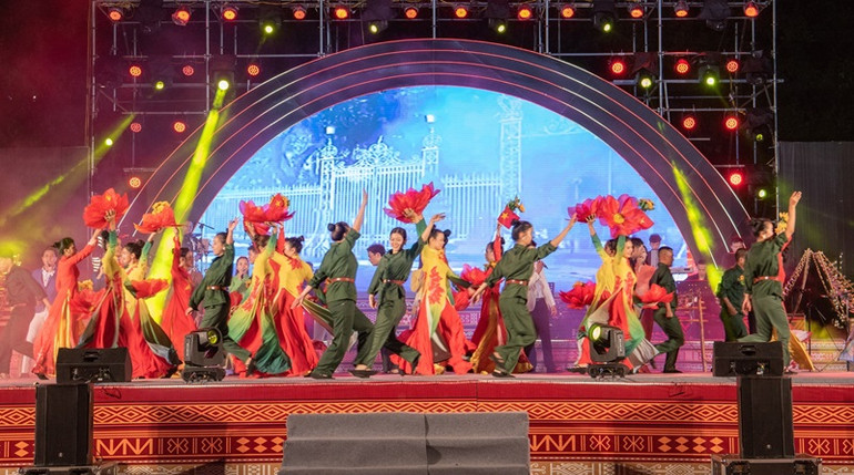 Chương trình tái hiện lại những năm tháng hào hùng của nhân dân ta trong sự nghiệp kháng chiến chống Mỹ, cứu nước. Chương trình tái hiện lại những năm tháng hào hùng của nhân dân ta trong sự nghiệp kháng chiến chống Mỹ, cứu nước.