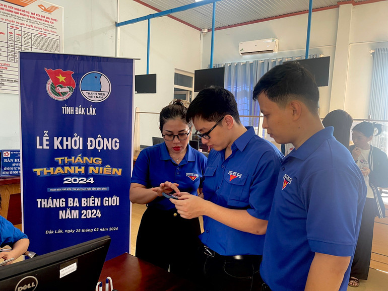 Các thanh niên tình nguyện hướng dẫn chuyển đổi số cho đoàn viên, thanh niên khu vực biên giới.