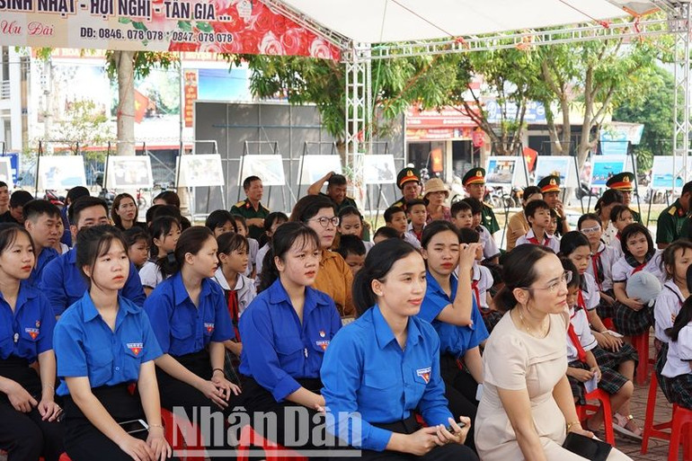 Các đoàn viên, thanh niên ở huyện biên giới Ea Súp đến dự triển lãm.