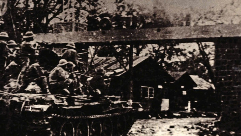 Xe tăng và bộ đội ta đánh chiếm Sư bộ 23-Cơ quan đầu não của ngụy ở Đắk Lắk. (Ảnh: Bảo tàng Đắk Lắk)