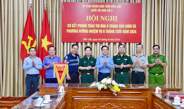 Các đơn vị trong Khối thi đua số 3 - Ủy ban nhân dân tỉnh Đắk Lắk trao cờ cho đơn vị đăng cai tổ chức hội nghị sơ kết tiếp theo. Các đơn vị trong Khối thi đua số 3 - Ủy ban nhân dân tỉnh Đắk Lắk trao cờ cho đơn vị đăng cai tổ chức hội nghị sơ kết tiếp theo.