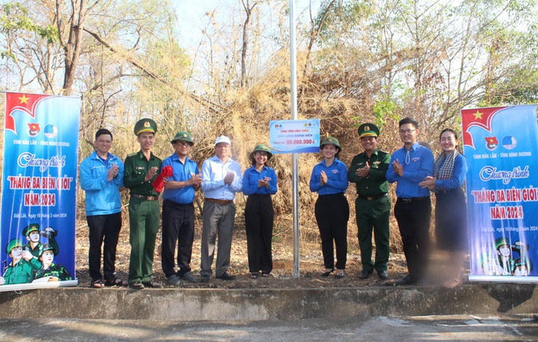 Tuổi trẻ hai tỉnh Đắk Lắk và Bình Dương trao tặng công trình thắp sáng đường biên cho các đồn biên phòng.