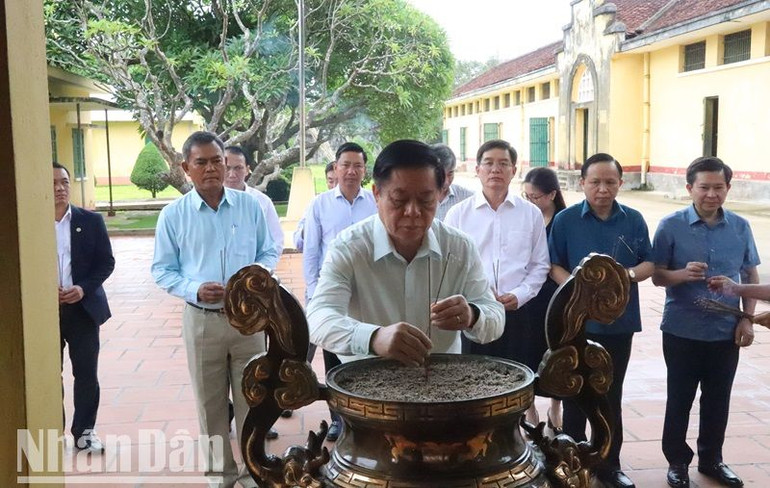 Đồng chí Nguyễn Trọng Nghĩa dâng hương tưởng nhớ các chiến sĩ cộng sản bị giam cầm tại Di lịch sử quốc gia đặc biệt Nhà đày Buôn Ma Thuột. Đồng chí Nguyễn Trọng Nghĩa dâng hương tưởng nhớ các chiến sĩ cộng sản bị giam cầm tại Di lịch sử quốc gia đặc biệt Nhà đày Buôn Ma Thuột.