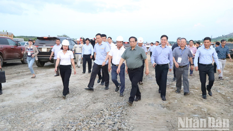 Thủ tướng thị sát gói thầu của Công ty TNHH Đầu tư và Thương mại Sài Gòn đoạn qua huyện Ea Kar, tỉnh Đắk Lắk. Thủ tướng thị sát gói thầu của Công ty TNHH Đầu tư và Thương mại Sài Gòn đoạn qua huyện Ea Kar, tỉnh Đắk Lắk.