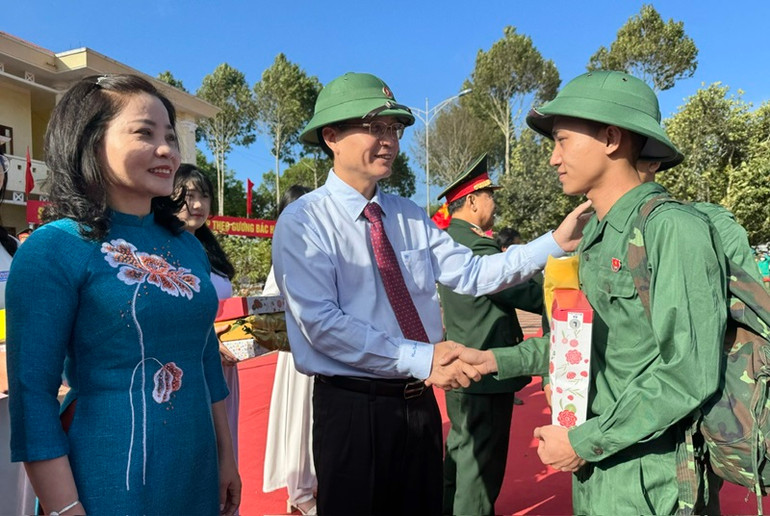 Bí thư Tỉnh ủy Đắk Lắk Nguyễn Đình Trung động viên thanh niên lên đường nhập ngũ.
