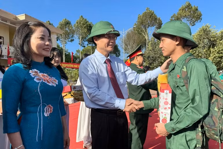 Bí thư Tỉnh ủy Đắk Lắk Nguyễn Đình Trung động viên thanh niên lên đường nhập ngũ.
