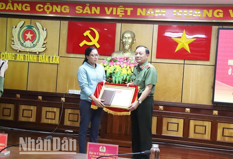 Lãnh đạo Cục Công tác Đảng và công tác chính trị Bộ Công an tiếp nhận các hiện vật của thân nhân các liệt sĩ trao tặng.