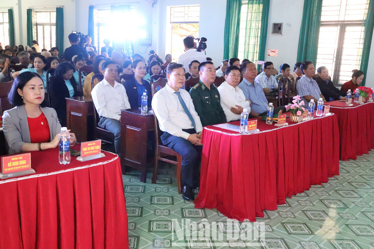 Các đại biểu là lãnh đạo tỉnh Đắk Lắk và huyện Buôn Đôn dự chương trình.