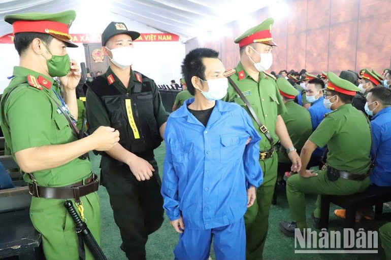 Các bị cáo được dẫn giải ra phiên tòa.