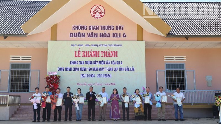 Lãnh đạo thị xã Buôn Hồ trao giấy chứng nhận cho các tập thể, cá nhân hiến tặng các tư liệu, hiện vật văn hóa truyền thống phục vụ công tác bảo tồn và phát huy bản sắc văn hóa các dân tộc trưng bày tại Nhà văn hóa Kli A.