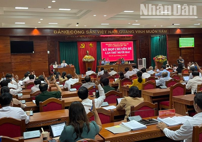 Các đại biểu Hội đồng nhân dân tỉnh Đắk Lắk biểu quyết thông qua các Nghị quyết của kỳ họp.