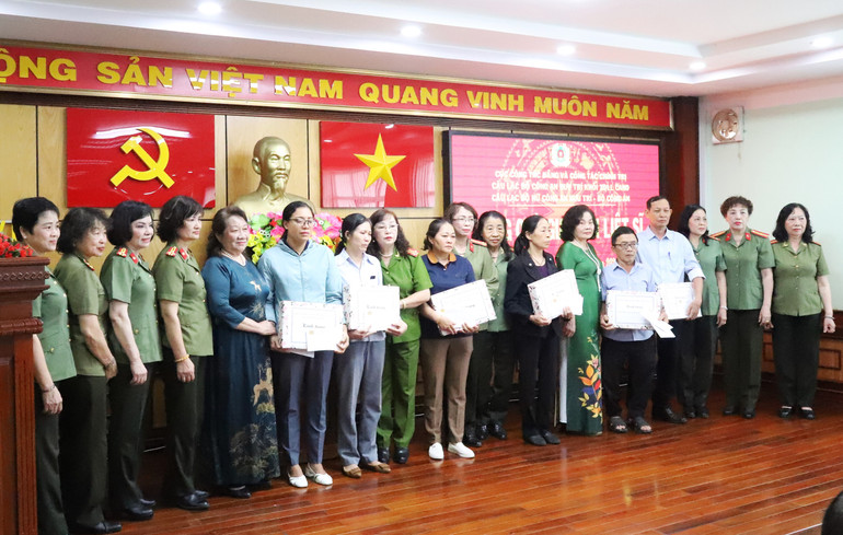 Câu lạc bộ nữ sĩ quan hưu trí Công an nhân dân trao quà cho thân nhân 6 liệt sĩ Công an tỉnh Đắk Lắk hy sinh trong vụ khủng bố ngày 11/6/2023 tại xã Ea Tiêu và Ea Ktur, huyện Cư Kuin.