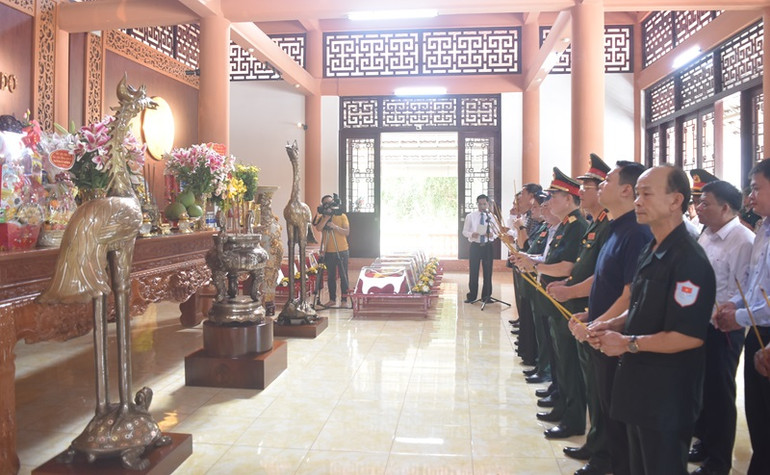 Các đồng chí lãnh đạo tỉnh Đắk Lắk, Quân khu 5, Bộ Chỉ huy quân sự tỉnh và các sở, ngành của tỉnh dâng hương tưởng niệm anh linh các liệt sĩ tại Nhà tưởng niệm các liệt sĩ tỉnh. Các đồng chí lãnh đạo tỉnh Đắk Lắk, Quân khu 5, Bộ Chỉ huy quân sự tỉnh và các sở, ngành của tỉnh dâng hương tưởng niệm anh linh các liệt sĩ tại Nhà tưởng niệm các liệt sĩ tỉnh.