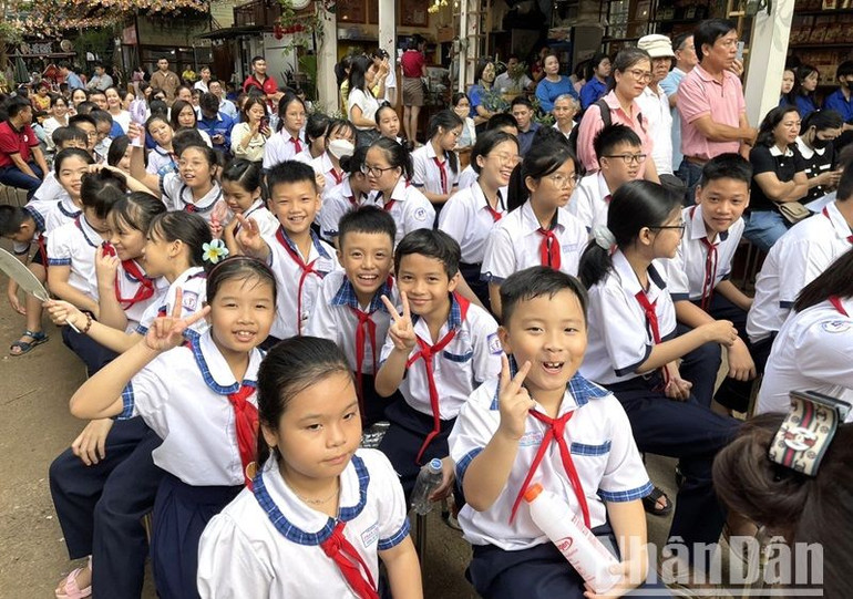 Đông đảo các cháu học sinh dự Ngày Sách và Văn hóa đọc Việt Nam lần thứ 3 năm 2024 trên địa bàn tỉnh Đắk Lắk.