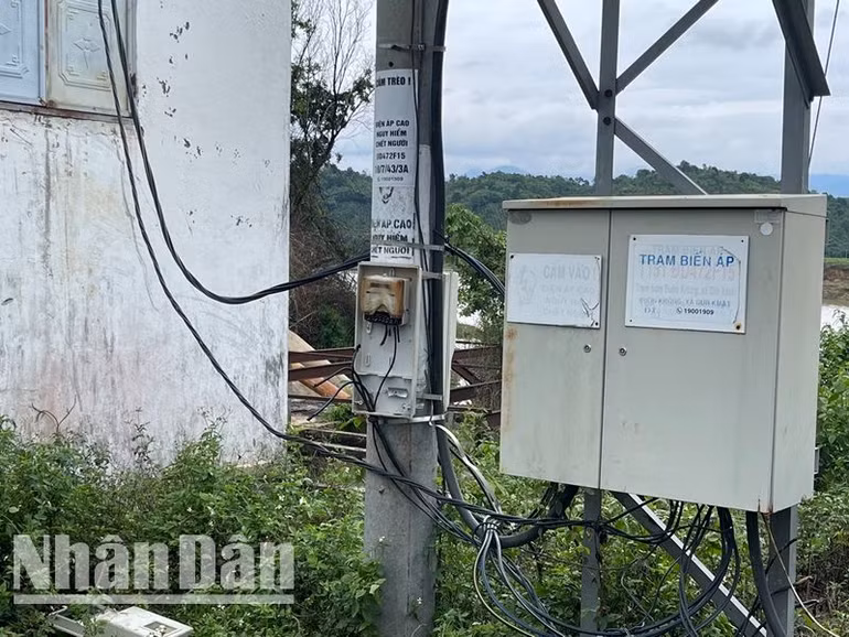 Chiều 29/5, lúc các phóng viên có mặt tại trạm bơm T151 buôn Krông, xã Dur Kmăl thì một số dây điện ở đây bị cháy.