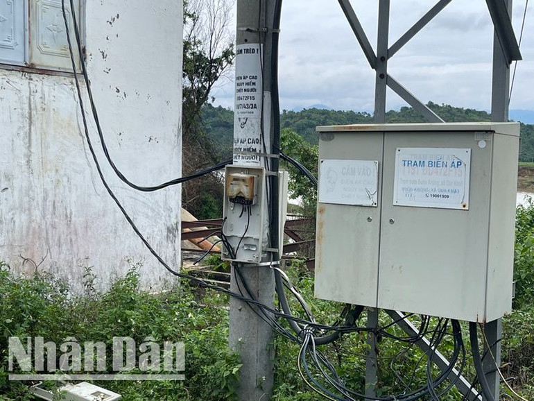 Chiều 29/5, lúc các phóng viên có mặt tại trạm bơm T151 buôn Krông, xã Dur Kmăl thì một số dây điện ở đây bị cháy.