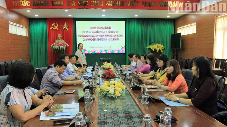 Phó Giám đốc Sở Giáo dục và Đào tạo tỉnh Đắk Lắk Lê Thị Kim Oanh phát biểu tại buổi trao tặng phụ san đặc biệt của Báo Nhân Dân về Cột cờ Hà Nội.