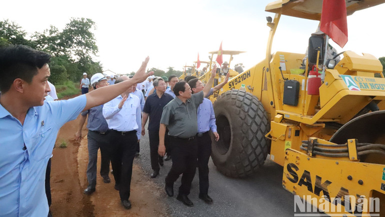 Thủ tướng chào hỏi công nhân lái xe thi công trên công trường. Thủ tướng chào hỏi công nhân lái xe thi công trên công trường.