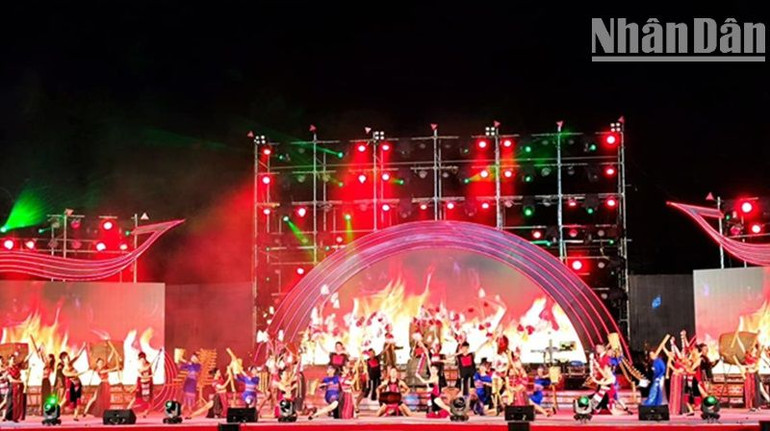 Chương trình nghệ thuật "Những người con ưu tú của đại ngàn'' diễn ra đêm 28/4 tại thành phố Buôn Ma Thuột thu hút đông đảo du khách đến thưởng thức.