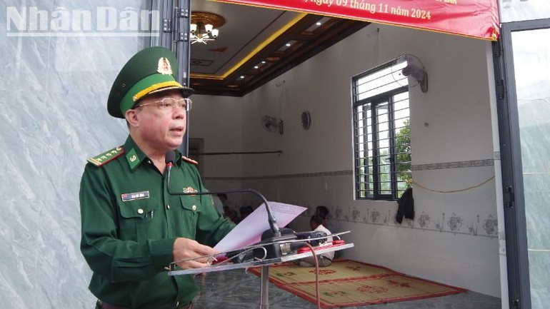 Đại tá Đào Viết Hùng, Chỉ huy trưởng Bộ đội Biên phòng tỉnh Đắk Lắk phát biểu tại lễ khánh thành và bàn giao “Nhà Đồng đội”.