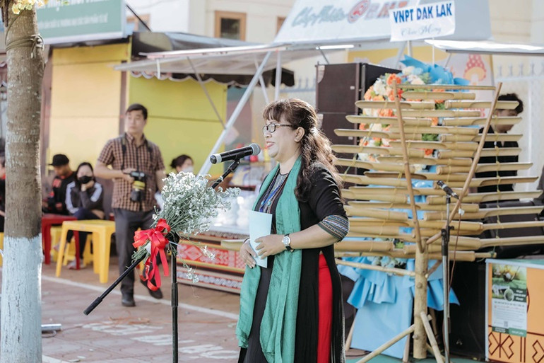 Nhà văn Niê Thanh Mai, Chủ tịch Hội Văn học nghệ thuật tỉnh Đắk Lắk phát biểu tại Ngày thơ Việt Nam lần thứ 22 năm 2024 tại Đắk Lắk.