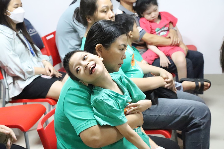 Hầu hết các gia đình có con em bị bệnh bại não gặp rất nhiều khó khăn trong việc sinh hoạt cá nhân như: ăn, uống, vệ sinh… cho con, đặc biệt việc chăm sóc sức khỏe răng miệng.